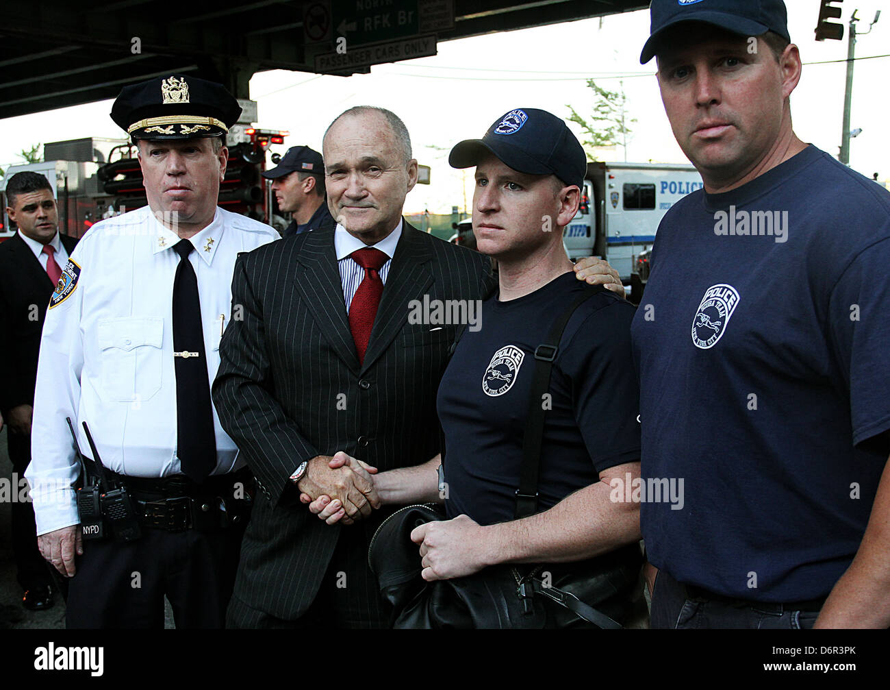 Jason Gregory und NYPD Kommissar Raymond Kelly A Hubschrauber stürzte in Manhattans East River am Dienstagnachmittag mit einem Stockfoto