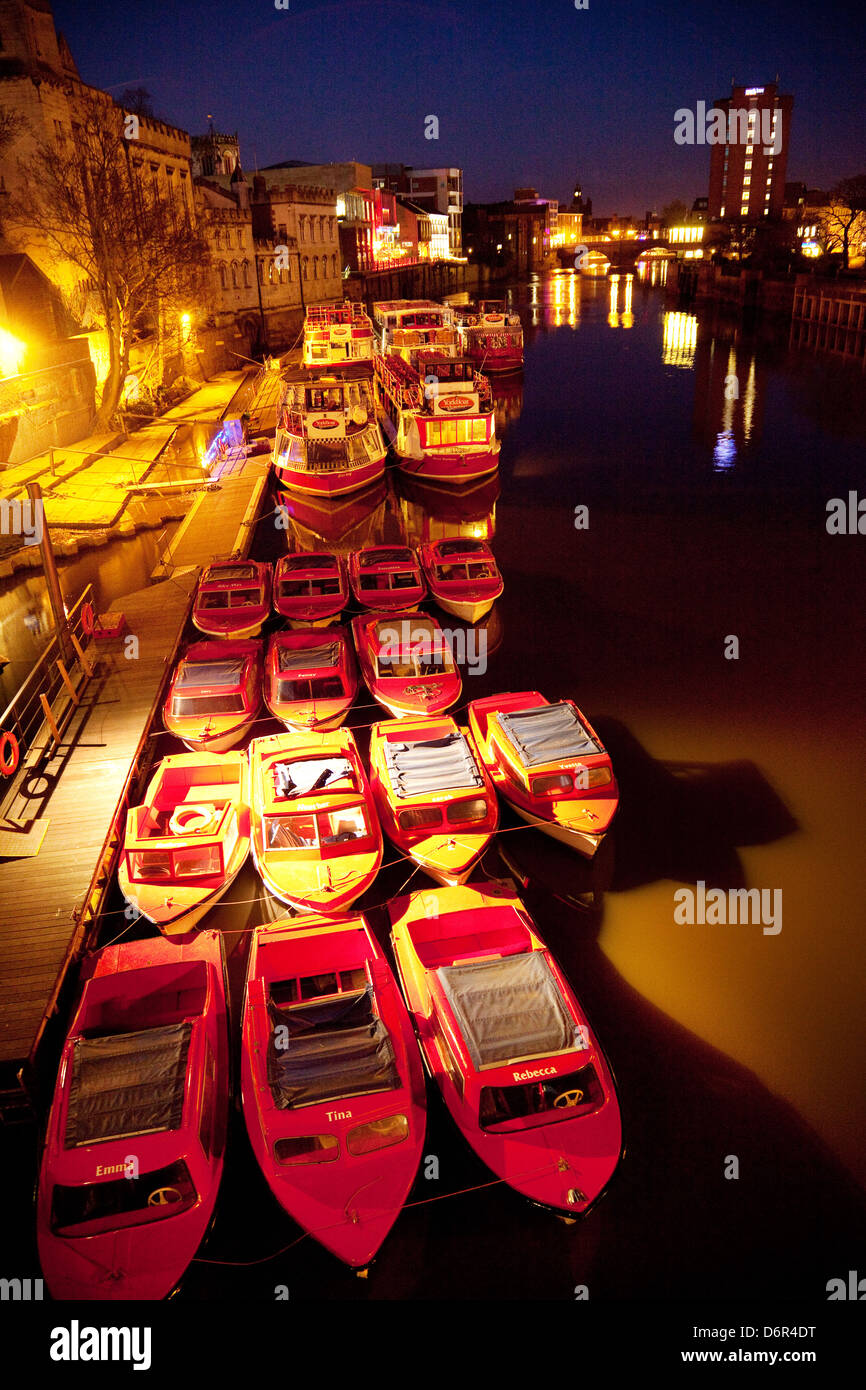 Boote vor Anker in der Nacht auf den Fluss Ouse in York, gesehen vom Ouse Brücke, York, Yorkshire UK Stockfoto