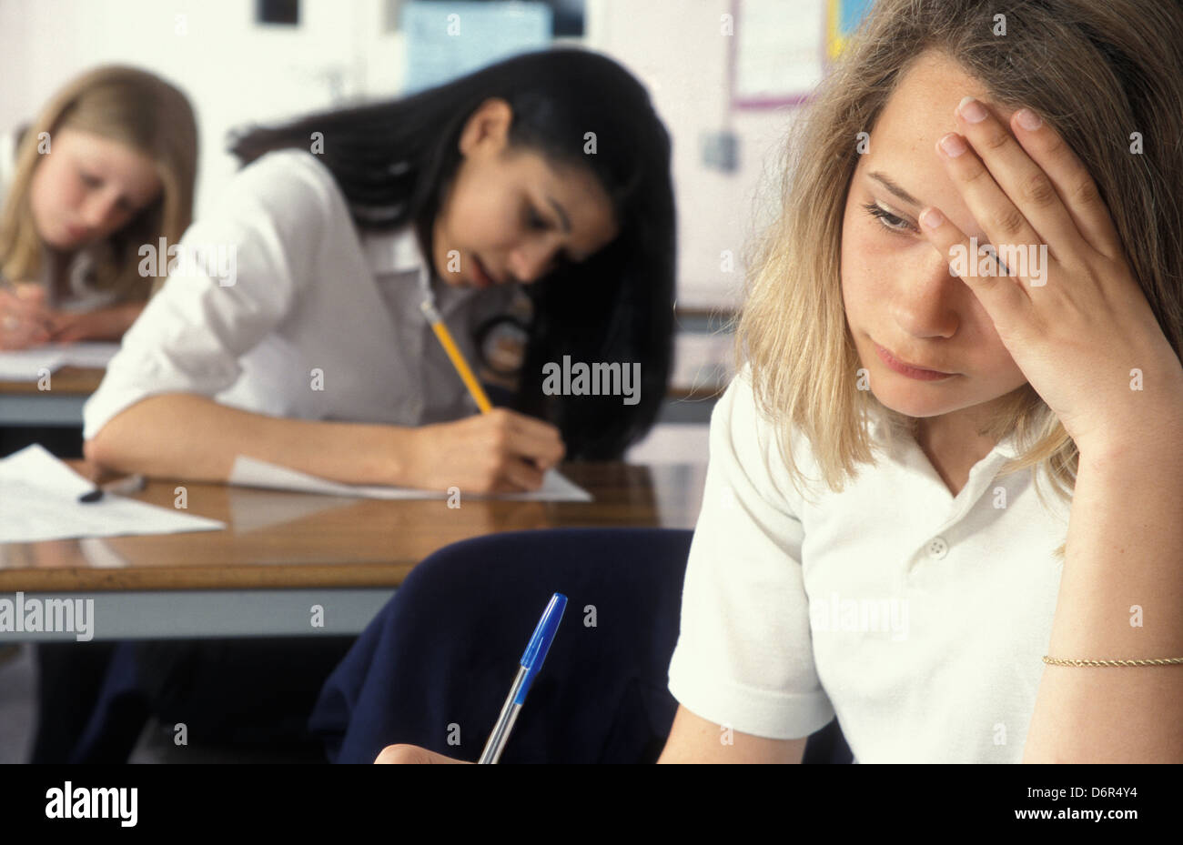 Schulmädchen kämpfen im Klassenzimmer Test oder Prüfung Stockfoto
