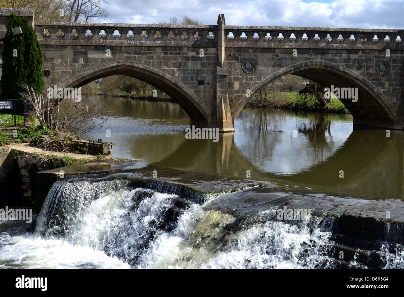 Bathampton Weir und Maut-Brücke, auch bekannt als furnished Mautbrücke und Bathwick Wehr. Stockfoto