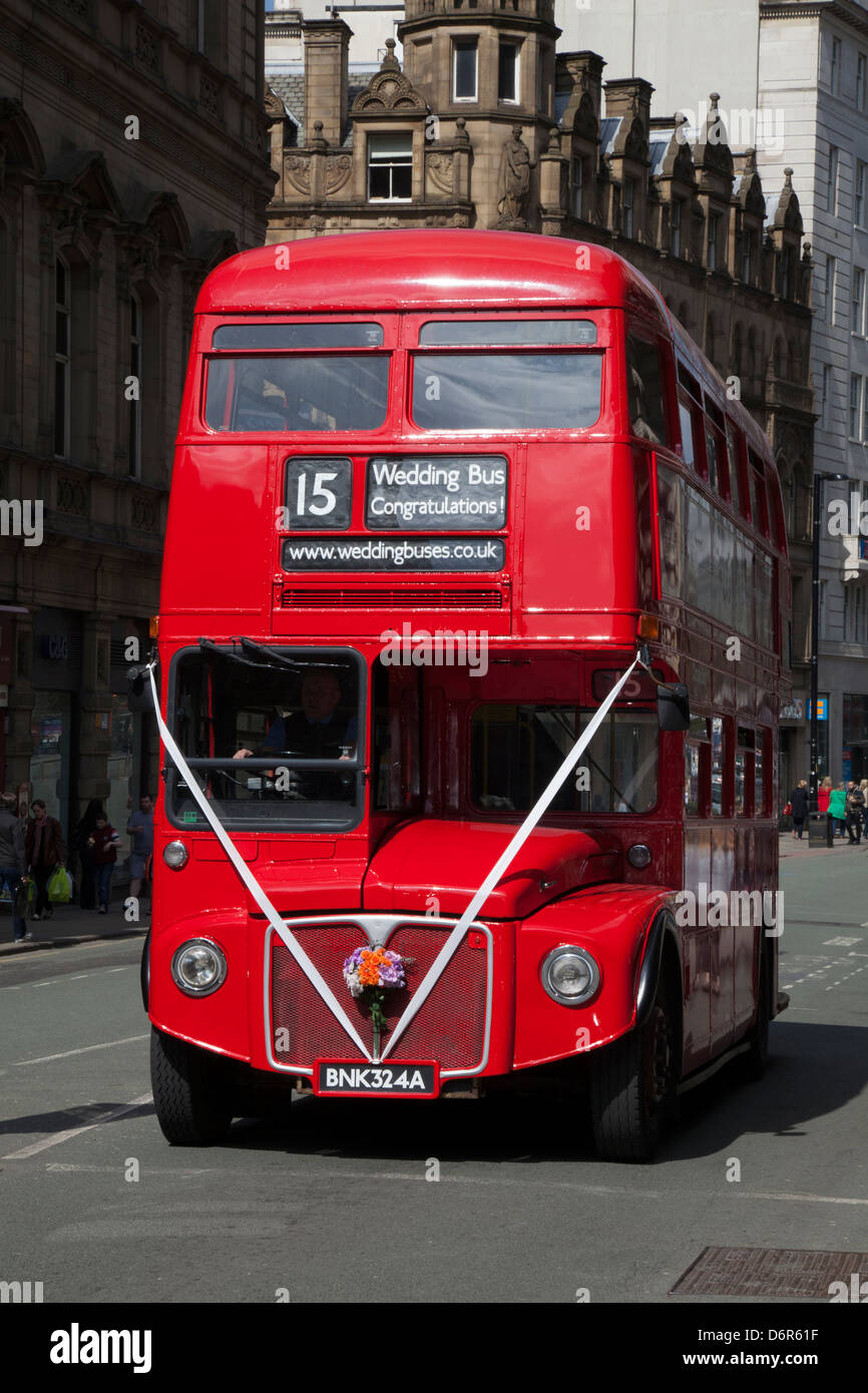 Red Classic PSV Bus Routemaster RM1568, jetzt als Wedding Bus auf den Straßen von Manchester, Großbritannien Stockfoto