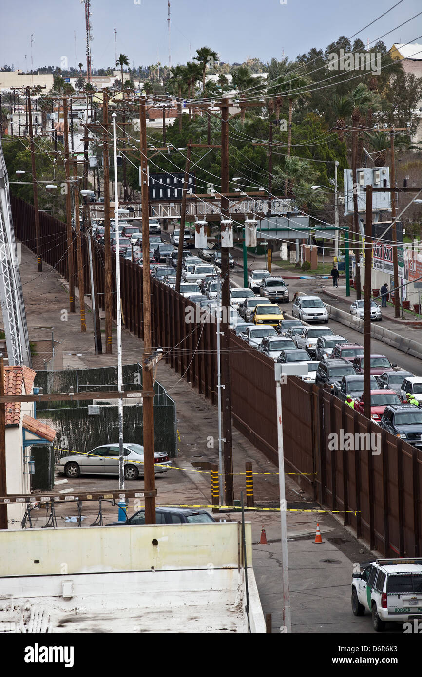 Grenzzaun und gesicherten Verkehr Kreuzung aus Mexicali, Mexiko in Calexico, Kalifornien 16. Februar 2012. Stockfoto