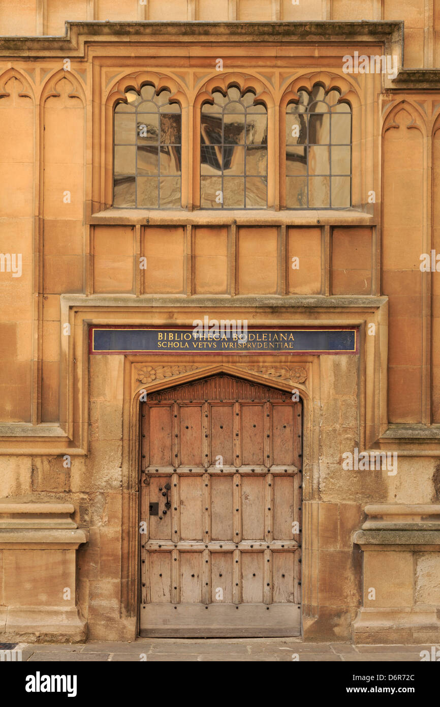 Bodleian Library Tür mit Nieten Holztür in alten Schulen Viereck in Oxford Universität Oxfordshire England uk Großbritannien Stockfoto