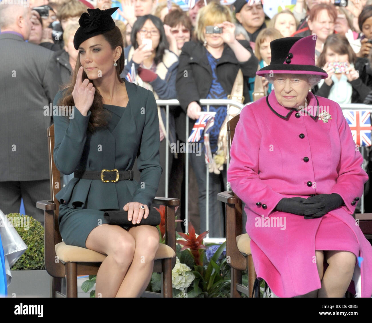 Königin Elizabeth II und Catherine, Herzogin von Cambridge, aka Kate Middleton bei Leicester City Center am 8. März 2012. Die Stockfoto