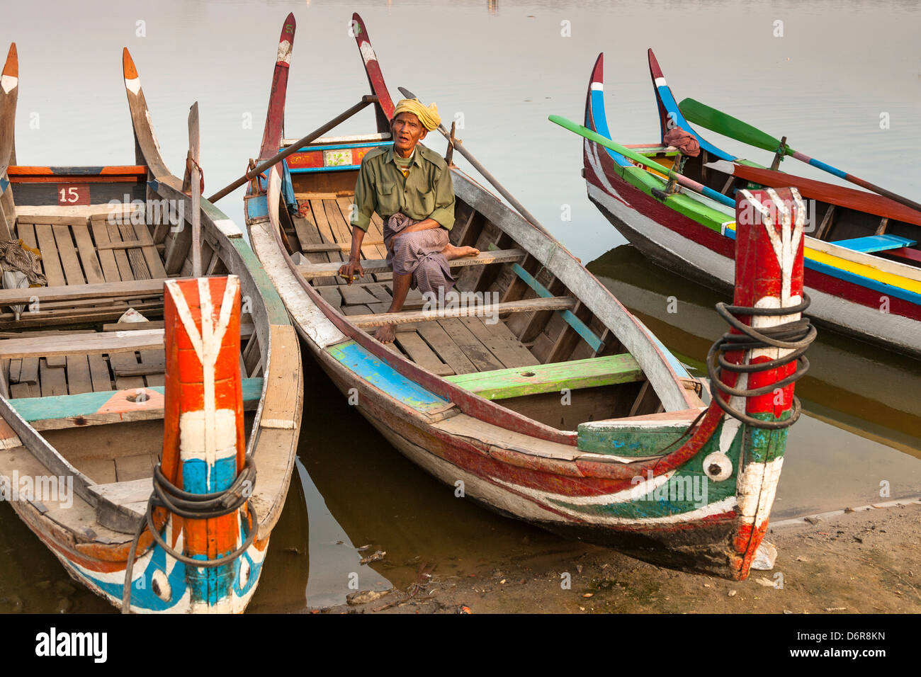 Fischer in seinem Boot auf Taungthaman See, Amarapura, Mandalay, Myanmar (Burma) sitzen Stockfoto