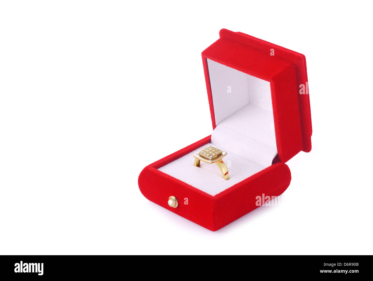 Goldener Ring in einer roten samt-Box isoliert auf weißem Hintergrund Stockfoto