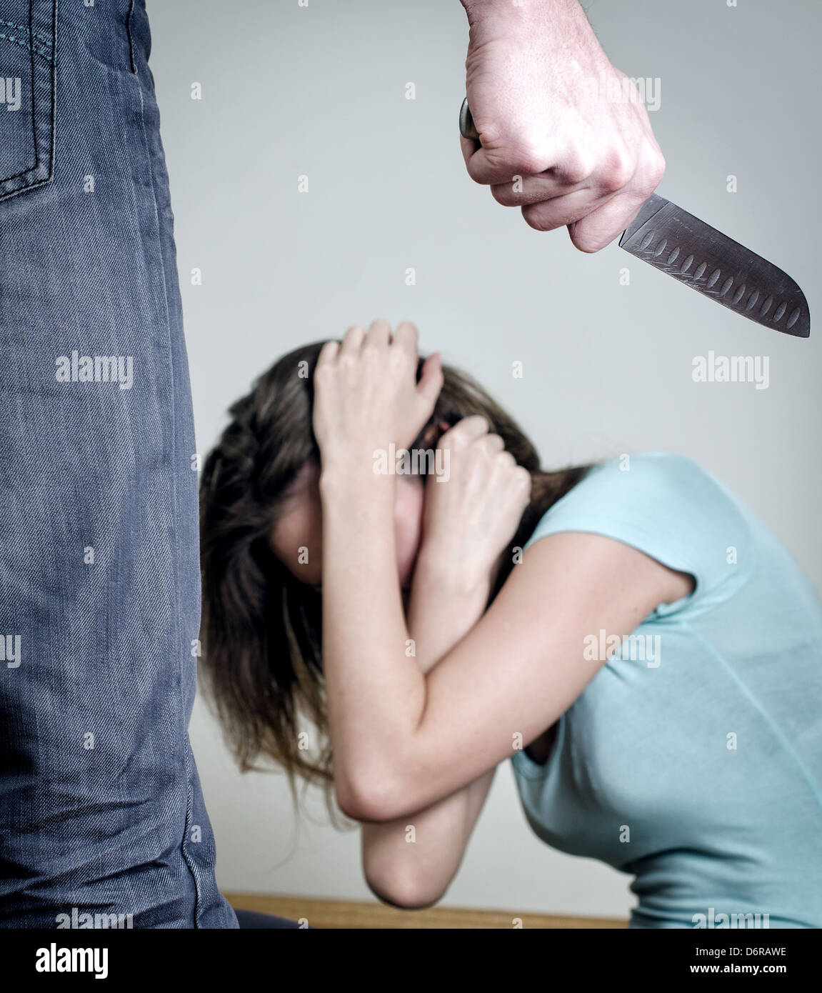 Mann mit Messer kommt zu seiner Frau. Home-Gewalt-Konzept Stockfoto