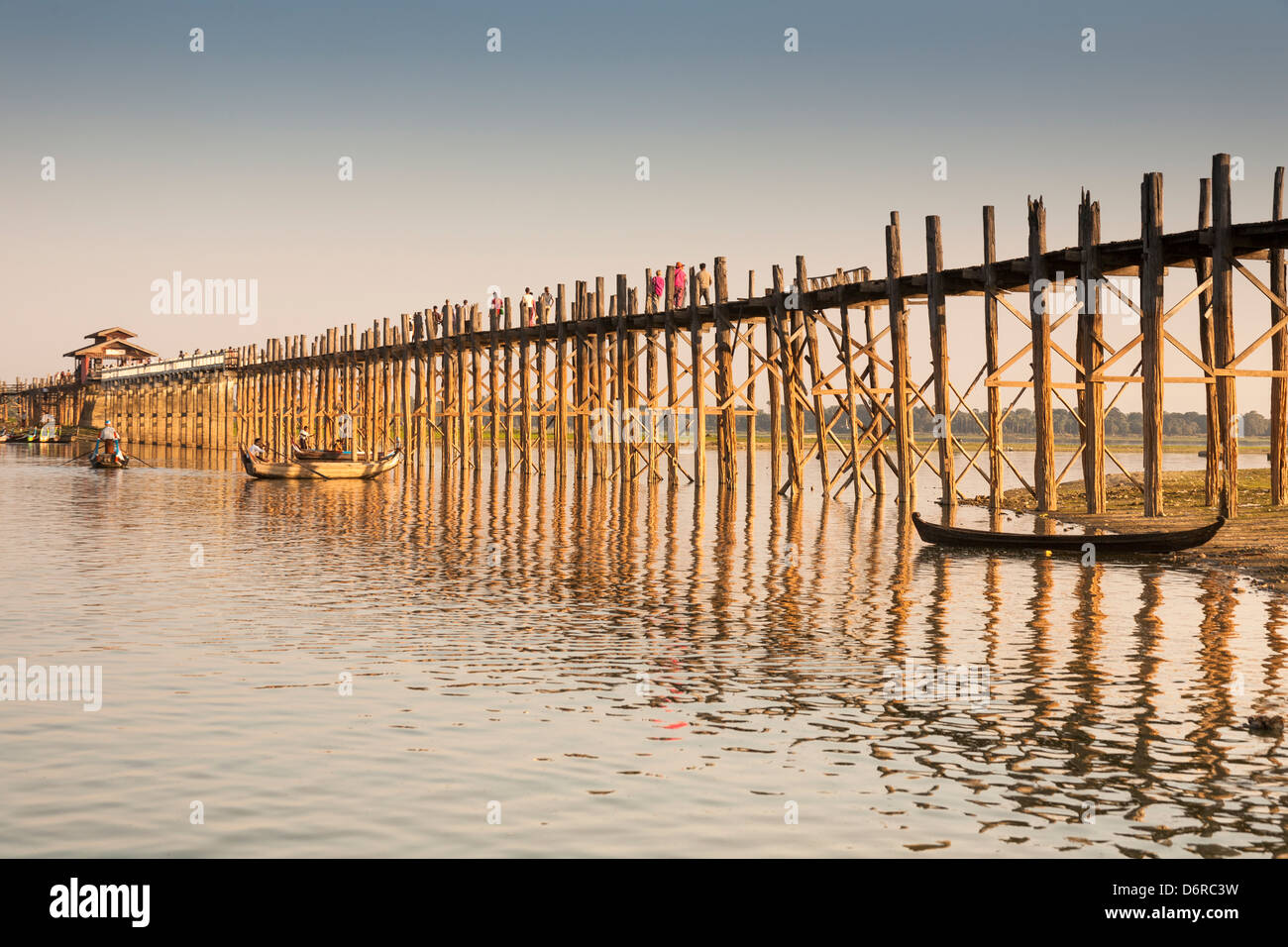 U Bein Brücke, weltweit längste Teakholz Fußgängerbrücke überqueren Taungthaman See, Amarapura, Mandalay, Myanmar (Burma) Stockfoto