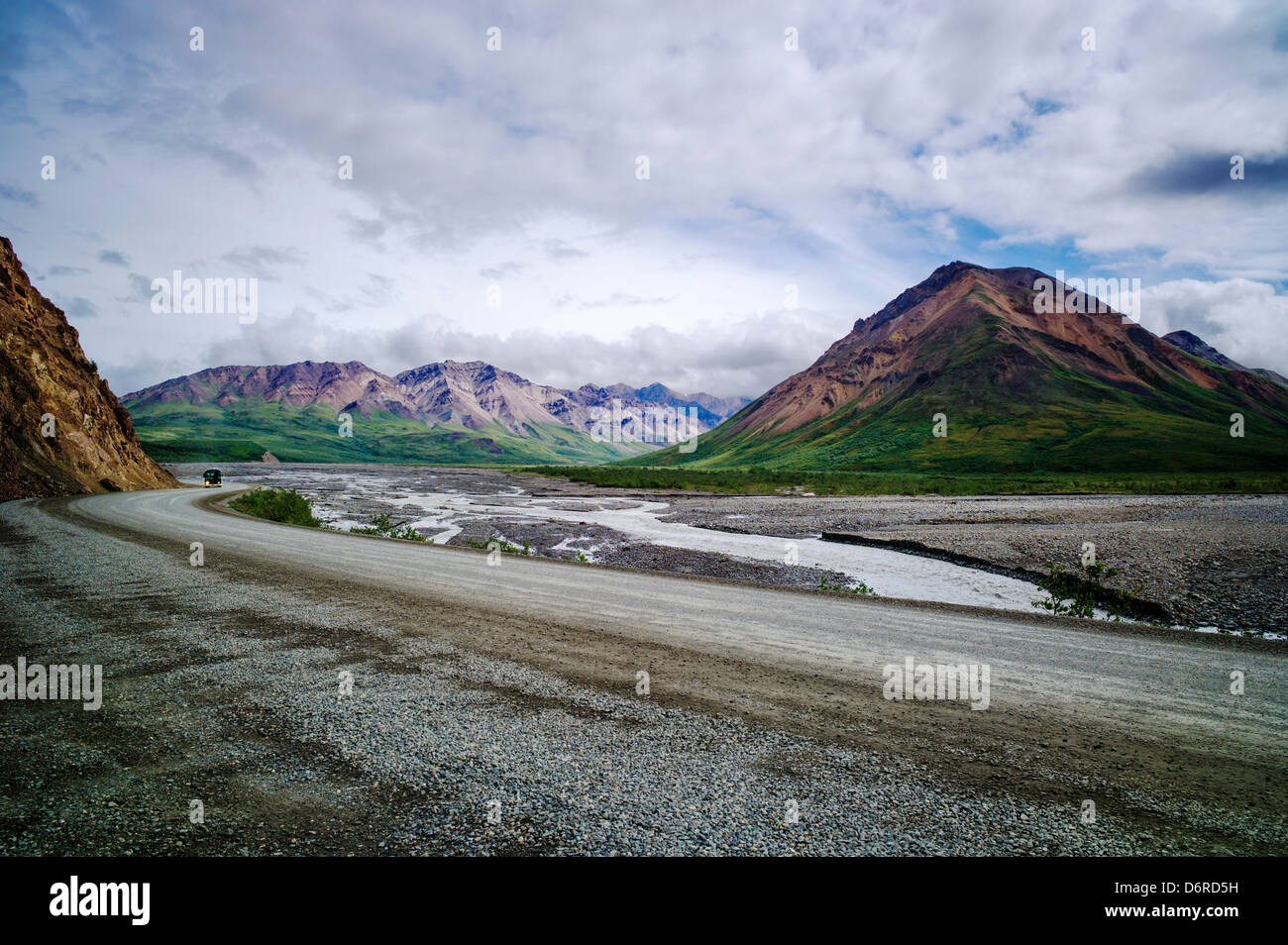 Shuttle-Busse Besucher entlang der Toklat River, Denali Park Road, Denali National Park, Alaska, USA Stockfoto