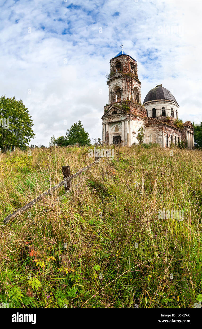 Alte verlassene Kirche in Nowgorod, Russland Stockfoto