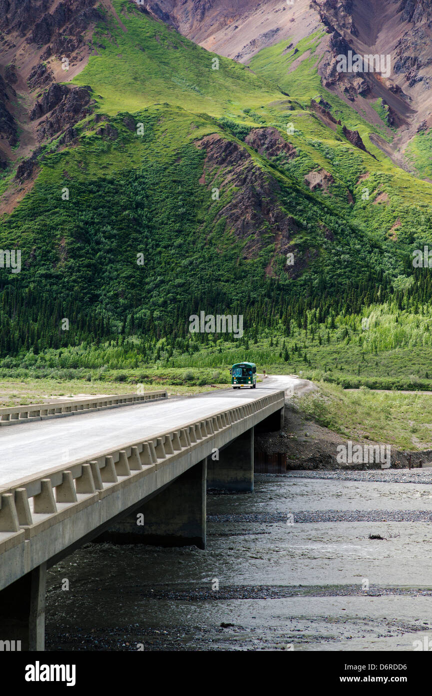 Shuttle-Busse Besucher über Brücke über den Toklat River, Denali Park Road, Denali National Park, Alaska, USA Stockfoto