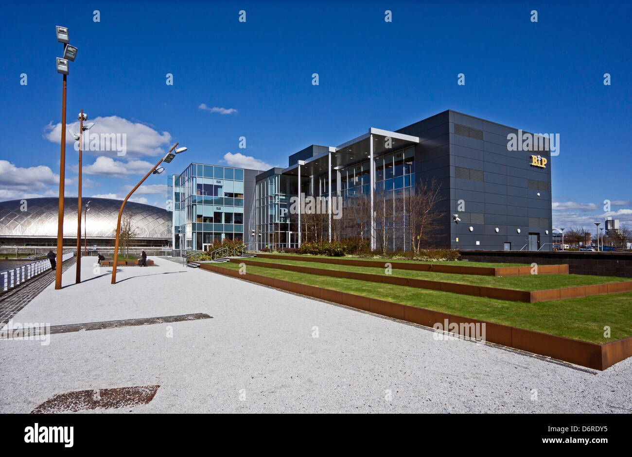 BiP-Lösungen-Hauptquartier in Pacific Quay Glasgow Schottland mit Glasgow Science Centre hinter links Stockfoto