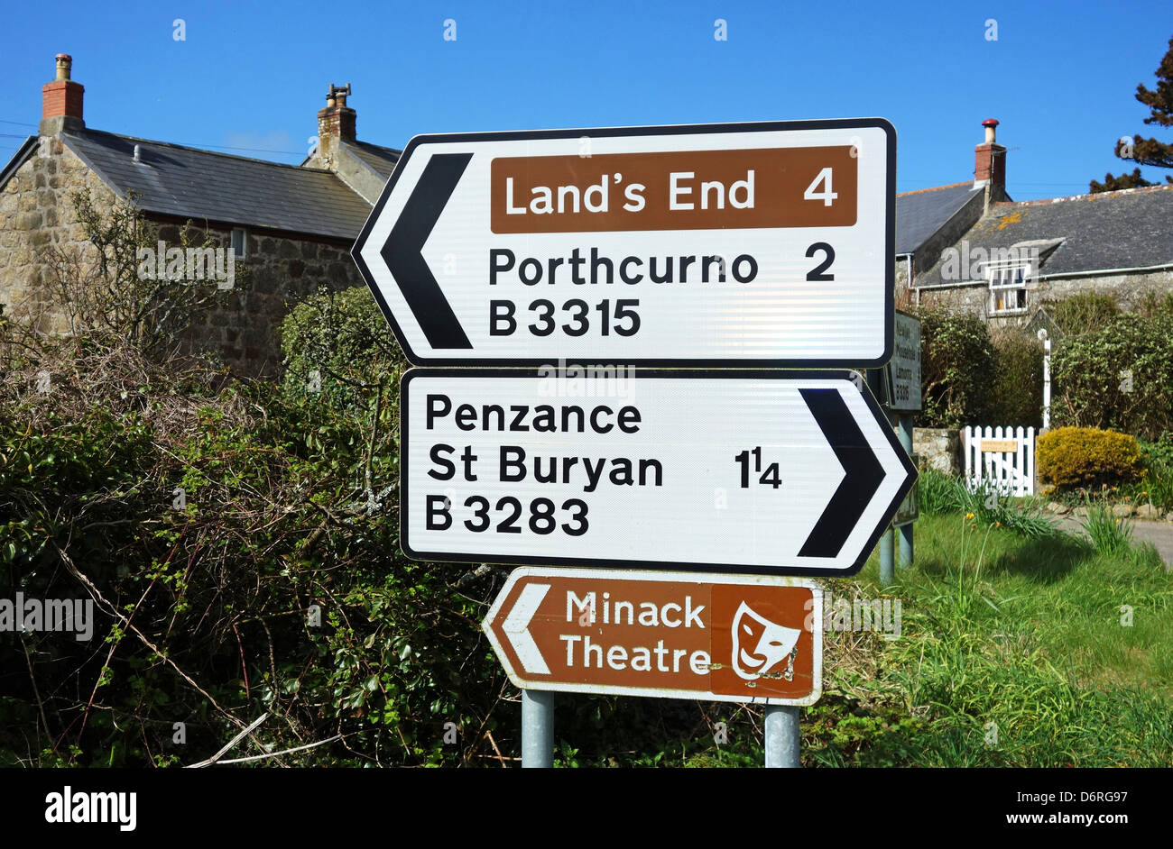 Ein Schild am Straßenrand Richtungen in der Nähe von Penzance in Cornwall, Großbritannien Stockfoto