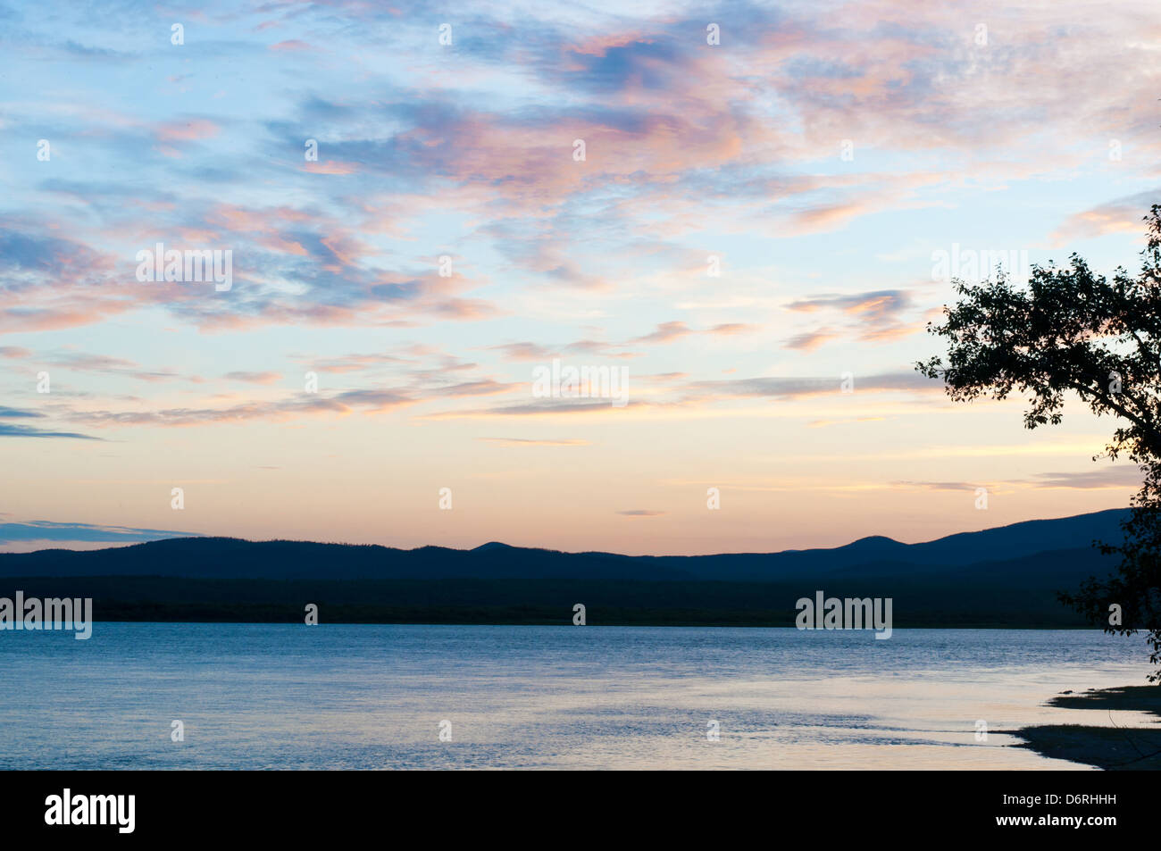 Sonnenuntergang über dem Fluss Amur, Bogorodskoe Dorf, Khabarovskiy Kray, fernen Osten Russlands. Stockfoto