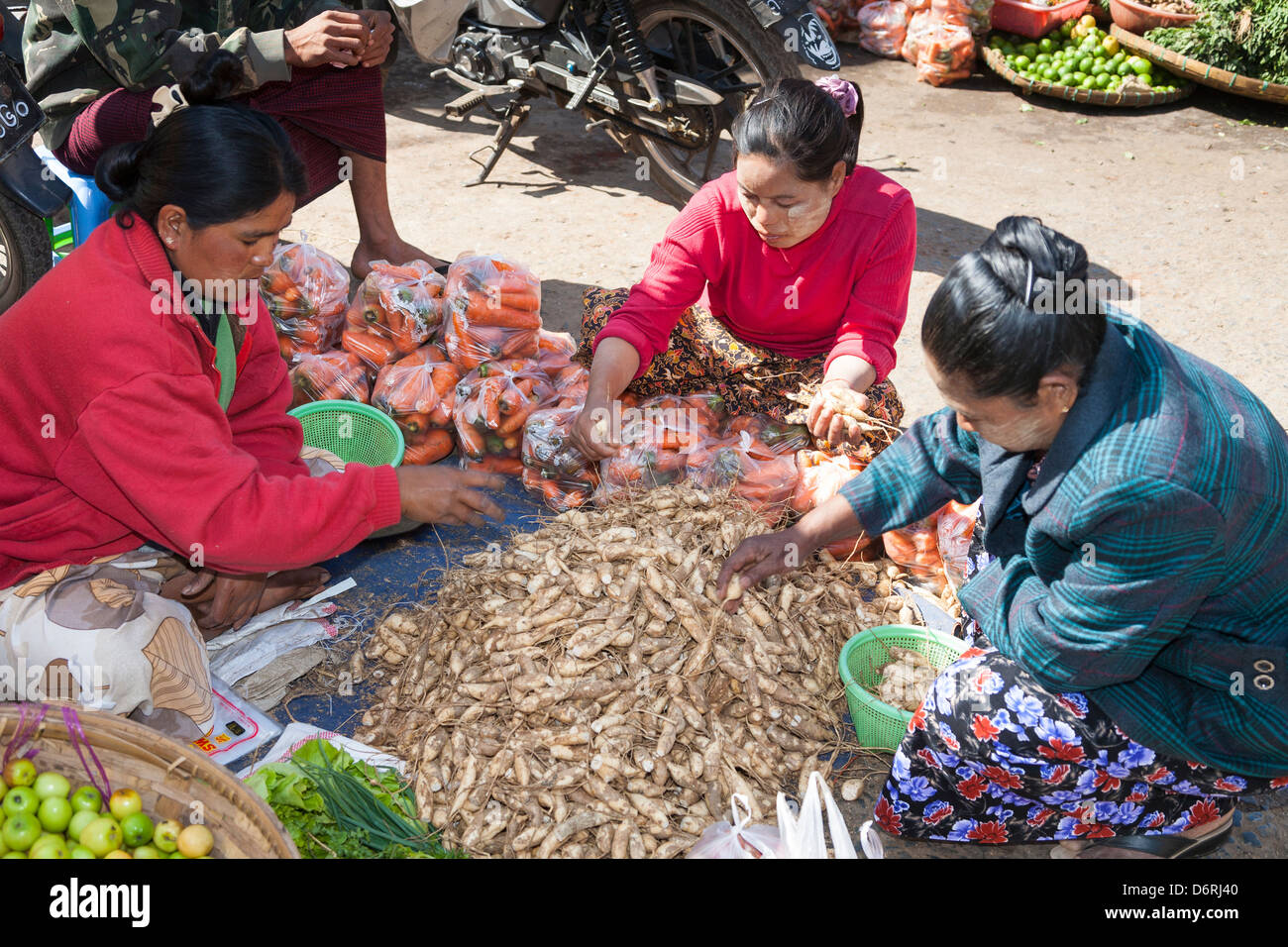 Lebensmittel Verkäufer im Markt, Pyin Oo Lwin, auch bekannt als Pyin U Lwin und Maymyo, Mandalay, Myanmar (Burma) Stockfoto