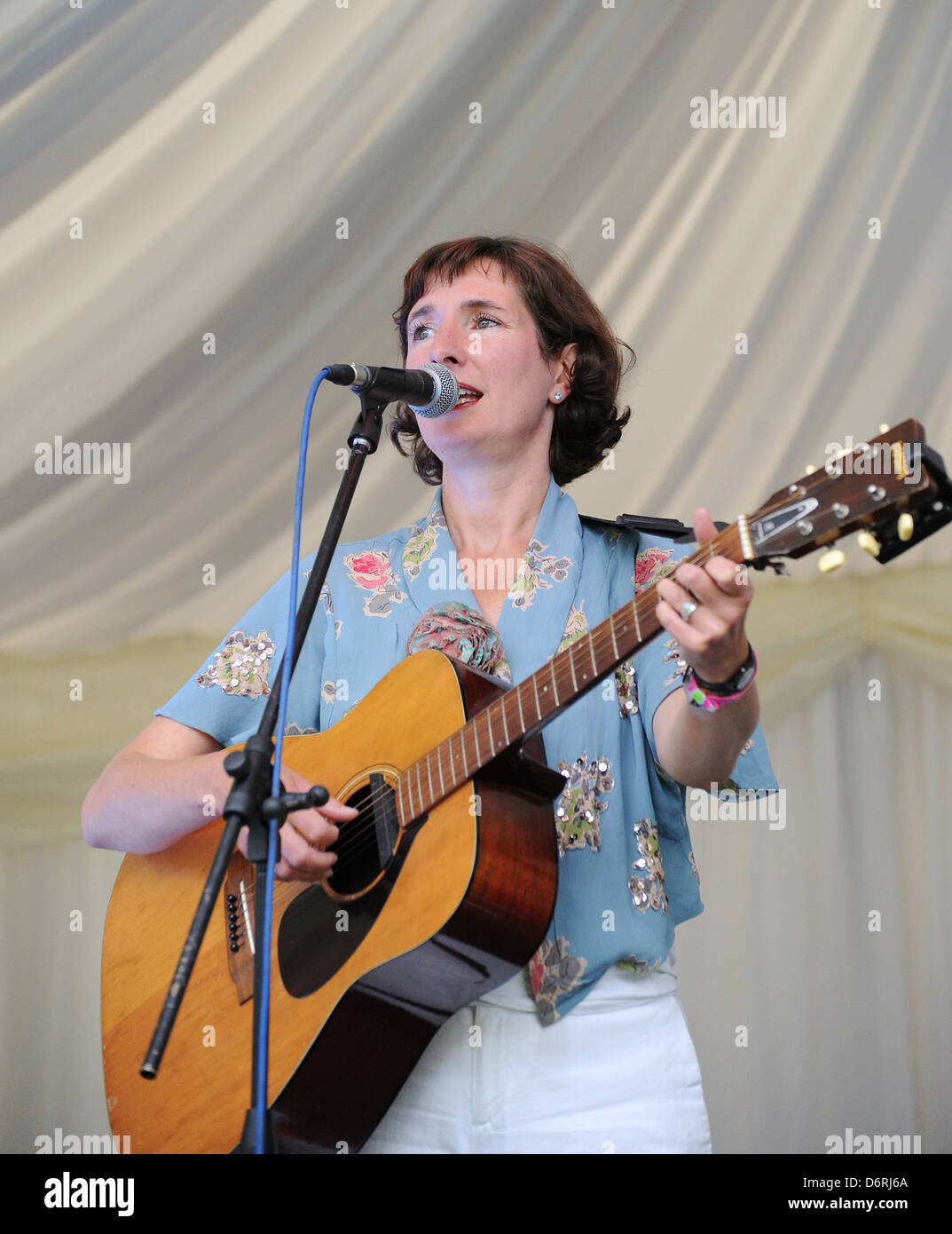 Rebecca Hollweg spielen die LUNAR Bühne auf dem Moseley Folk Festival in Moseley, Birmingham, Freitag, 2. September 2011. Stockfoto