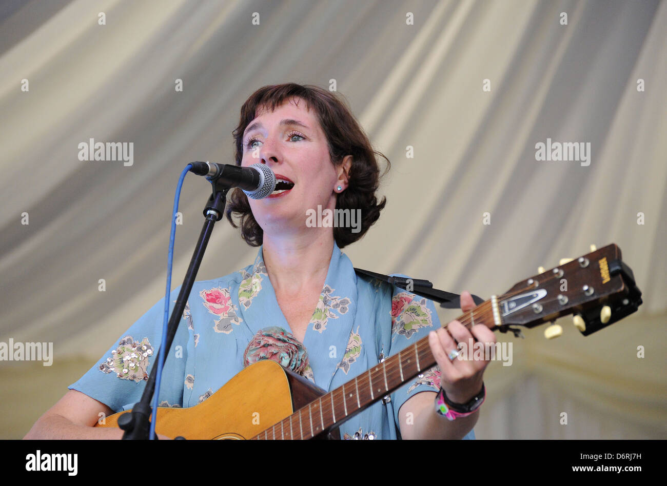 Rebecca Hollweg spielen die LUNAR Bühne auf dem Moseley Folk Festival in Moseley, Birmingham, Freitag, 2. September 2011. Stockfoto
