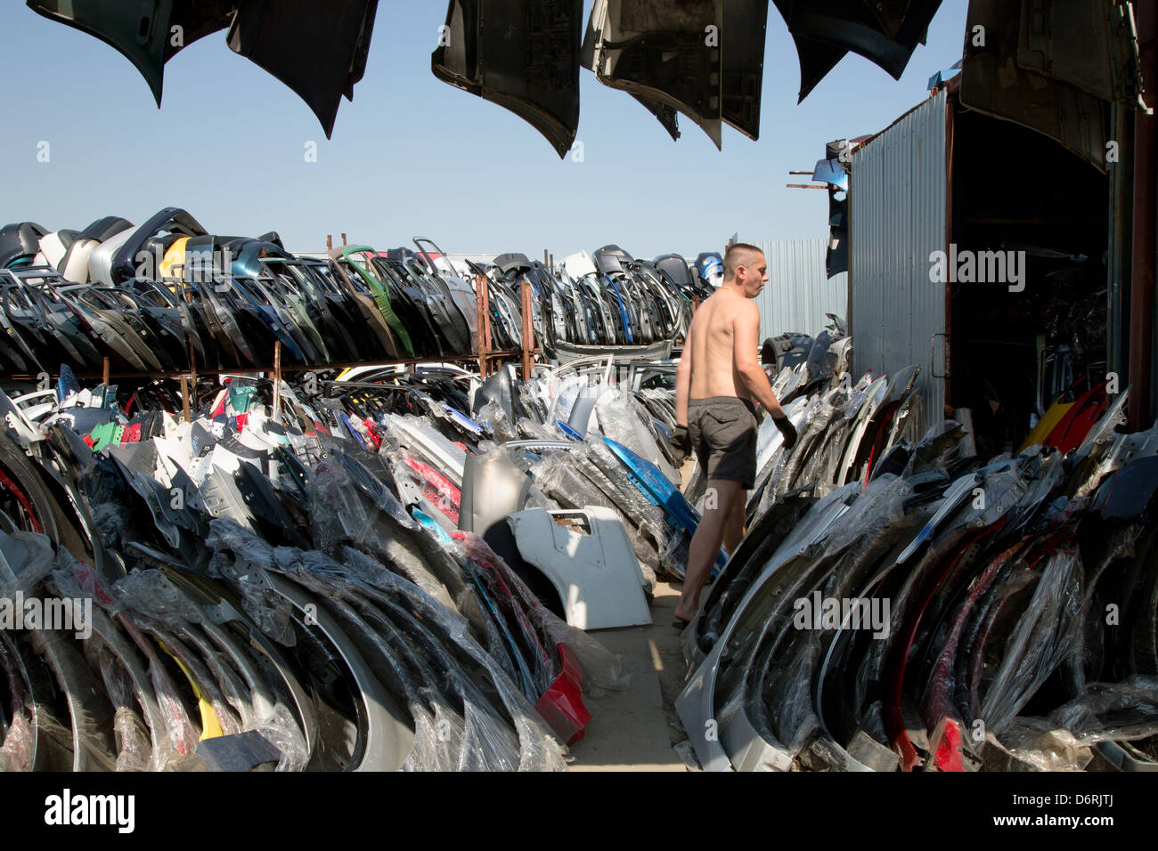 Przezmierowo, Polen, ein Autotuerenhaendler auf dem größten Automarkt in  der region Stockfotografie - Alamy