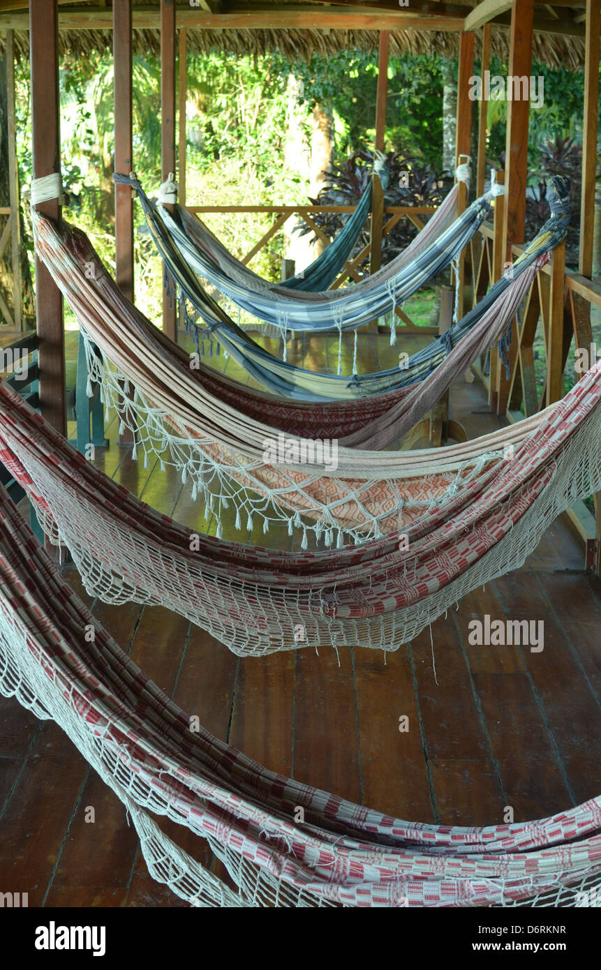 Hngematten in einer Dschungel lodge im Amazonas-Regenwald Stockfotografie  - Alamy