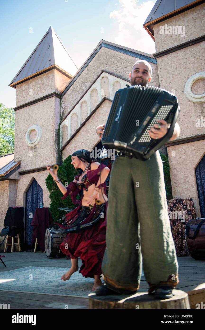 Akkordeonspieler und Bauchtänzerin auf The Maryland Renaissance Festival 2012, Crownsville Road, Annapolis, Maryland. Stockfoto