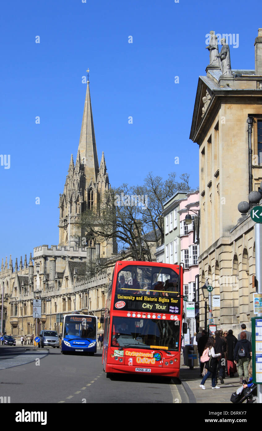 High Street, Oxford außerhalb Queens College Oxford tour Bus und Anzeigen an der Universität St Mary the Virgin. Stockfoto