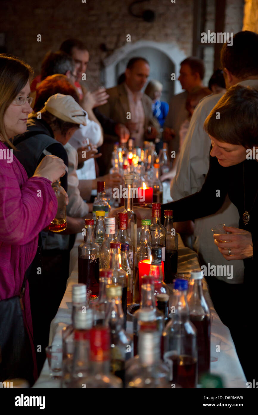 Posen, Polen, Verkostung von Nalewka, eine alkoholische Spezialität Stockfoto