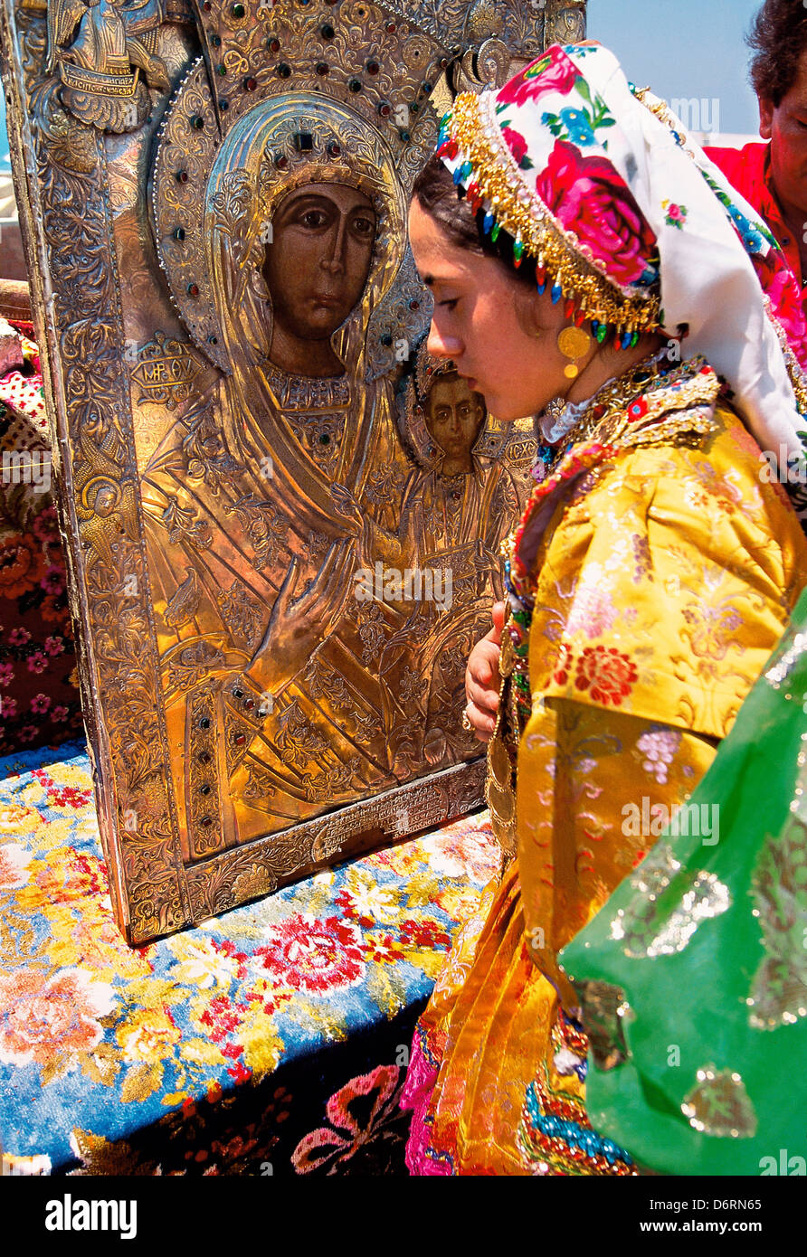 Griechenland, Dodekanes, Karpathos, Frau in traditioneller Kleidung Blick auf religiöse Ikonographie Stockfoto