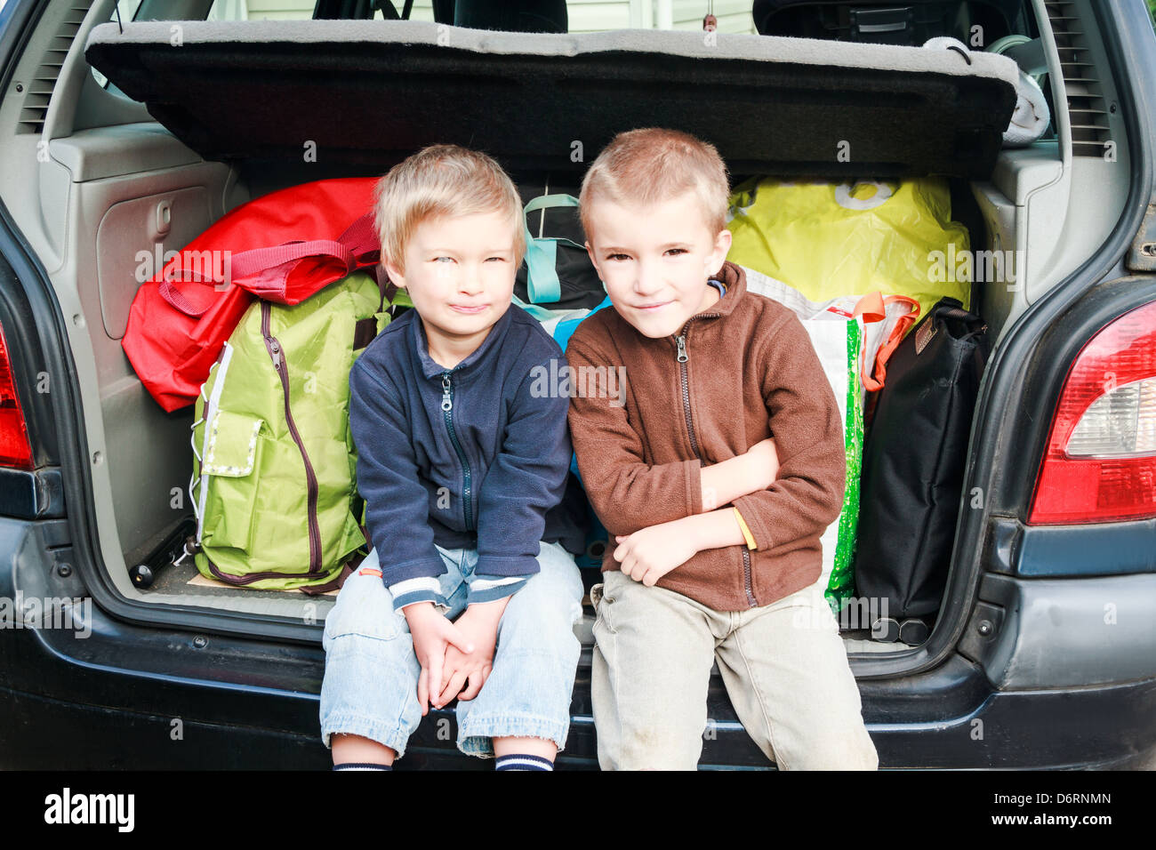 Porträt von zwei jungen (4-7) sitzen an Rückseite des Auto, Frankreich. Stockfoto