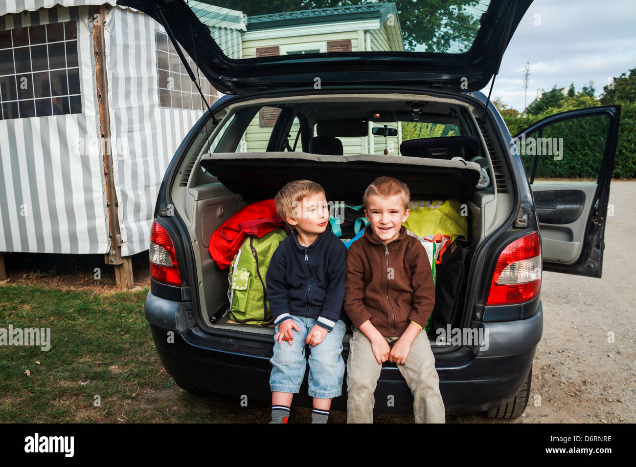 Porträt von zwei jungen (4-7) sitzen an Rückseite des Auto, Frankreich. Stockfoto
