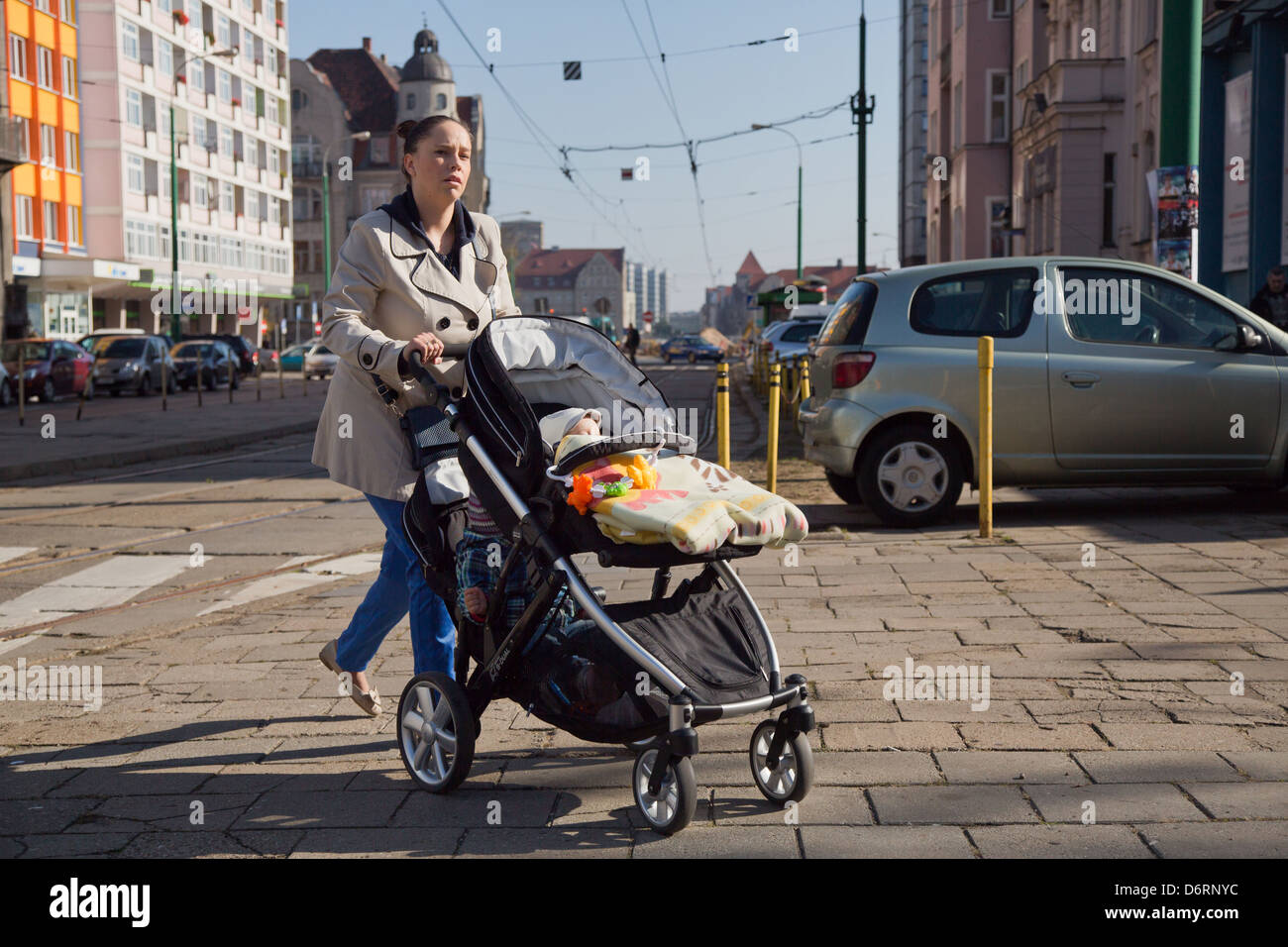 Posen, Polen, Mutter mit zwei Kindern in einem Doppeldecker-Kinderwagen  Stockfotografie - Alamy