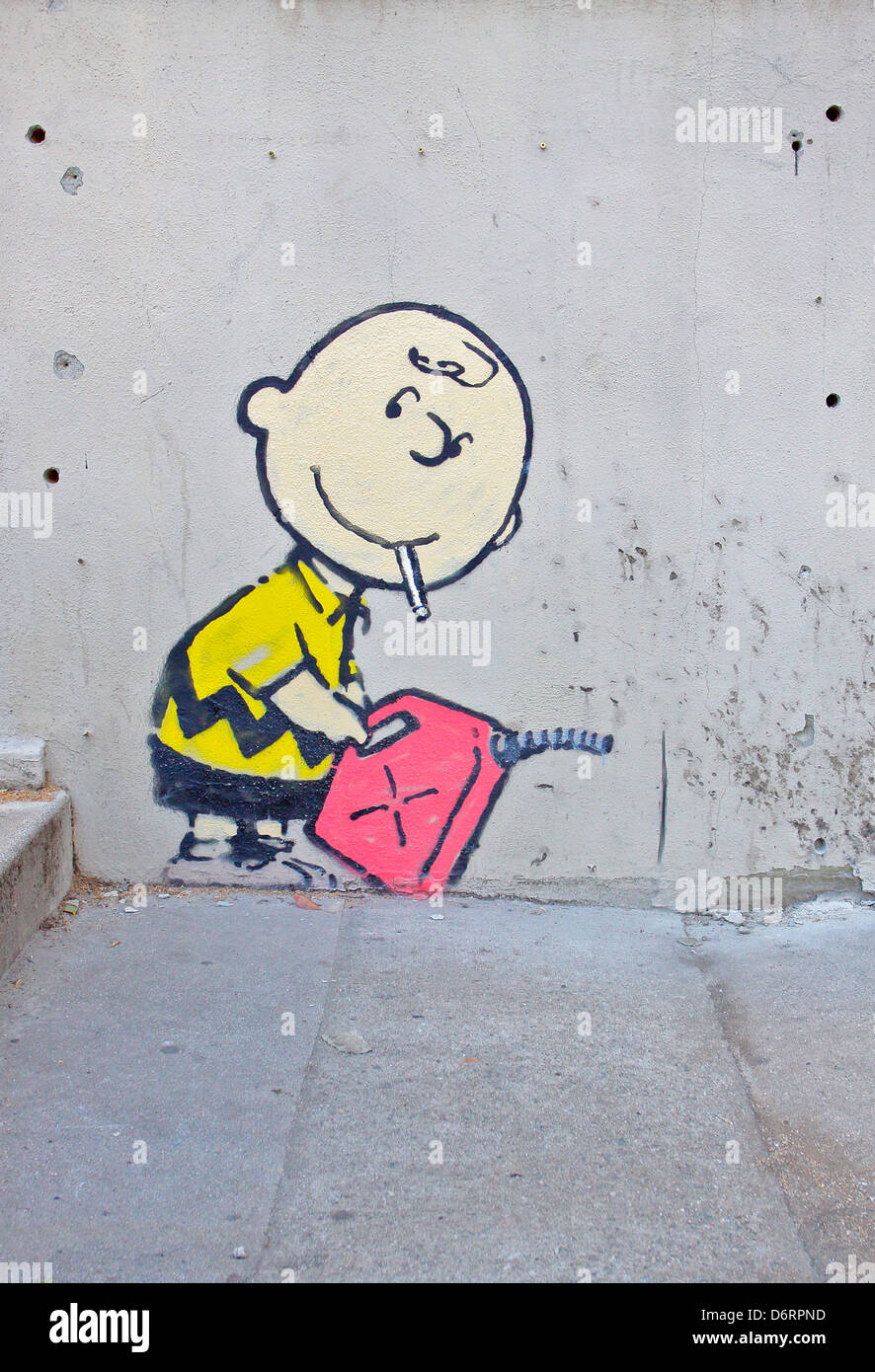Ein weiterer Banksy Kunstwerk erschien in der Stadt Los Angeles. Eine Schablone mit Kinder Charakter Charlie Brown Rauchen und Stockfoto