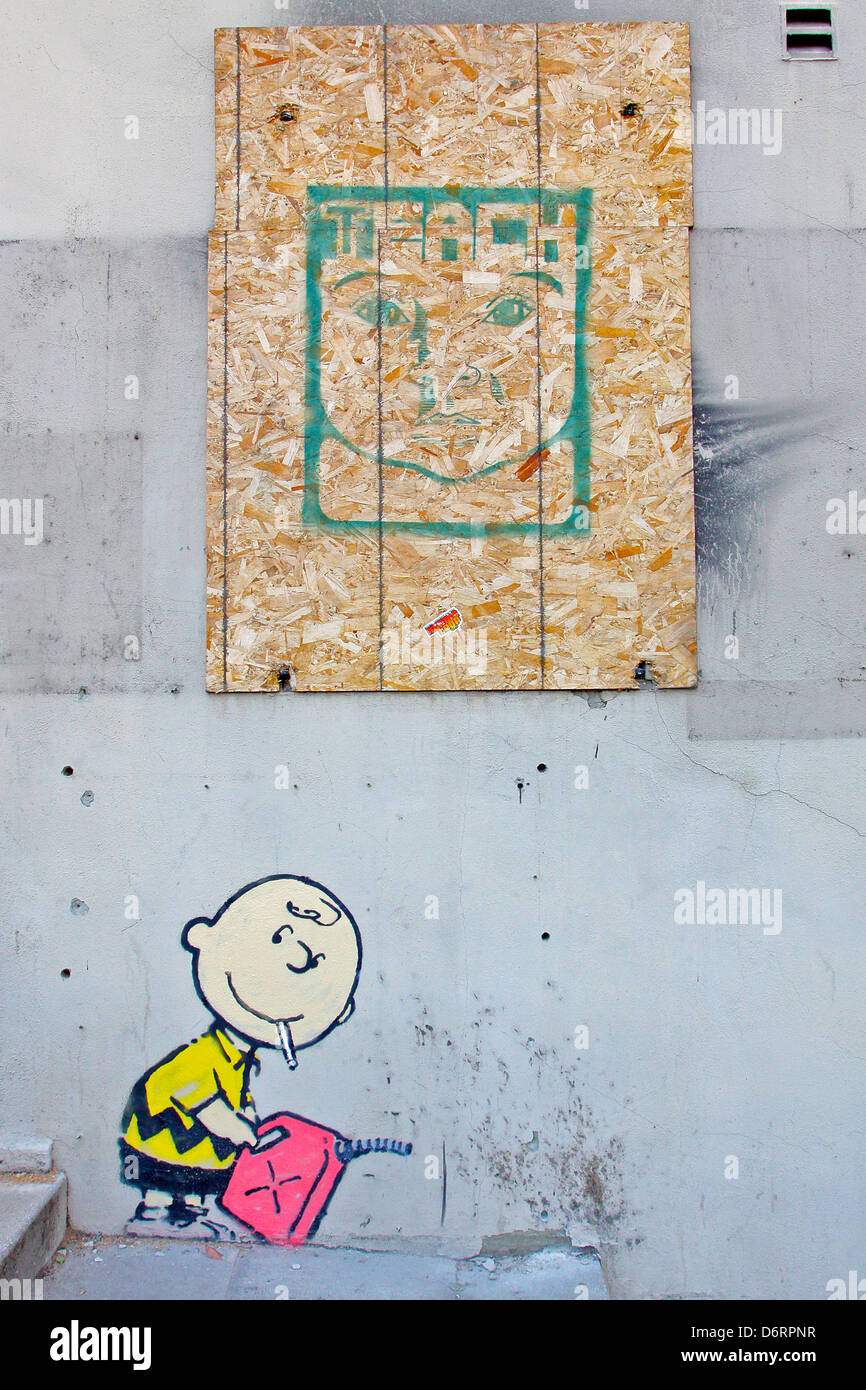Ein weiterer Banksy Kunstwerk erschien in der Stadt Los Angeles. Eine Schablone mit Kinder Charakter Charlie Brown Rauchen und Stockfoto