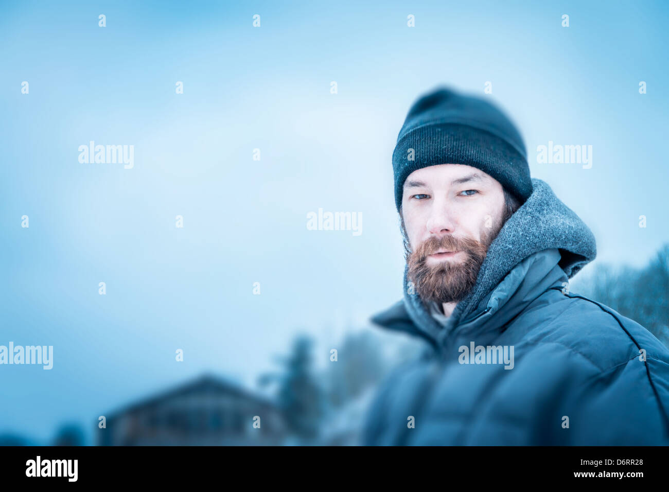 Porträt von Mitte erwachsenen Mannes in Winterkleidung, Frankreich. Stockfoto
