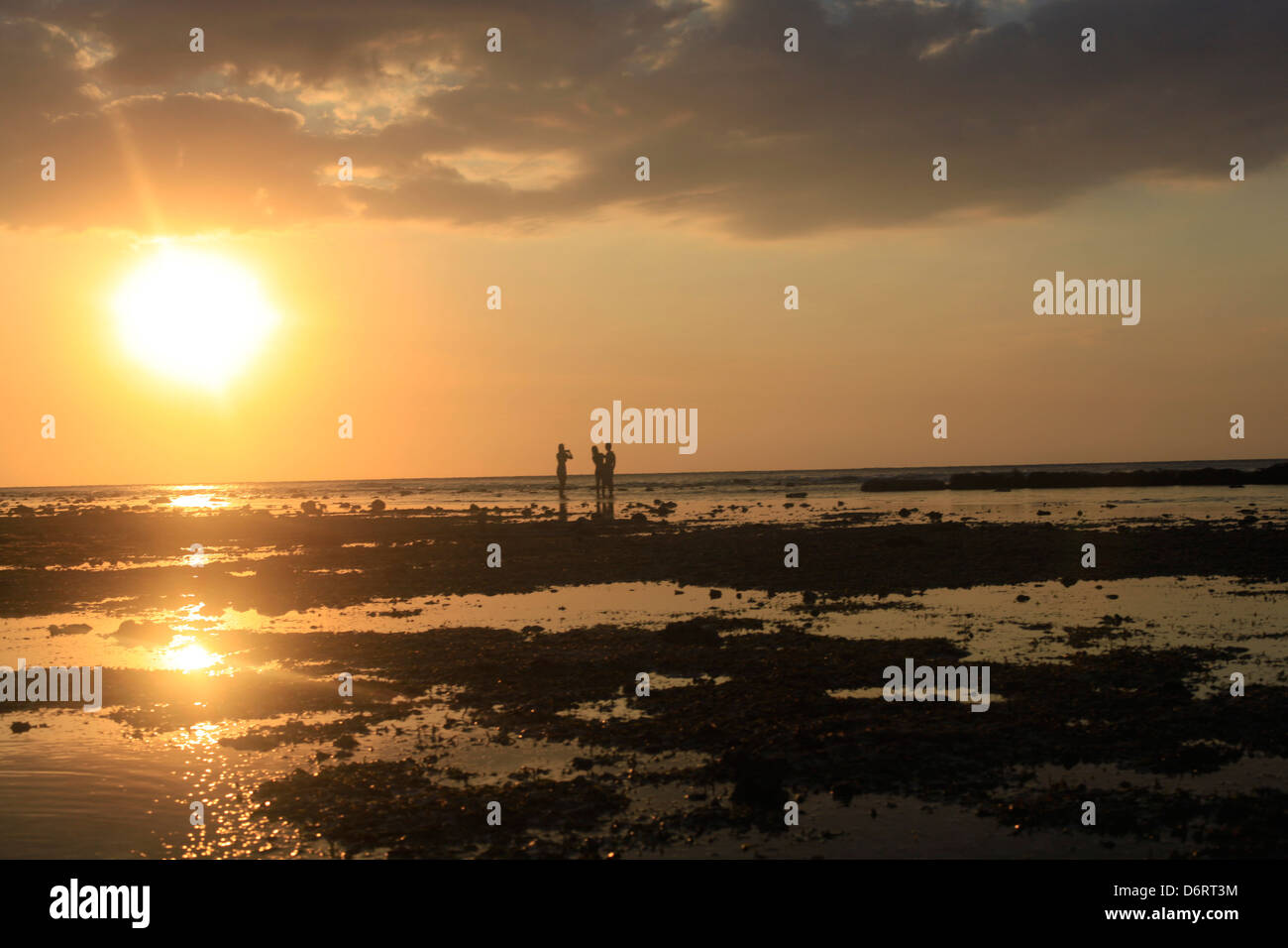 Touristen genießen Sie einen spektakulären Sonnenuntergang auf der Insel Gili Trawangan Lombok Indonesien. Stockfoto