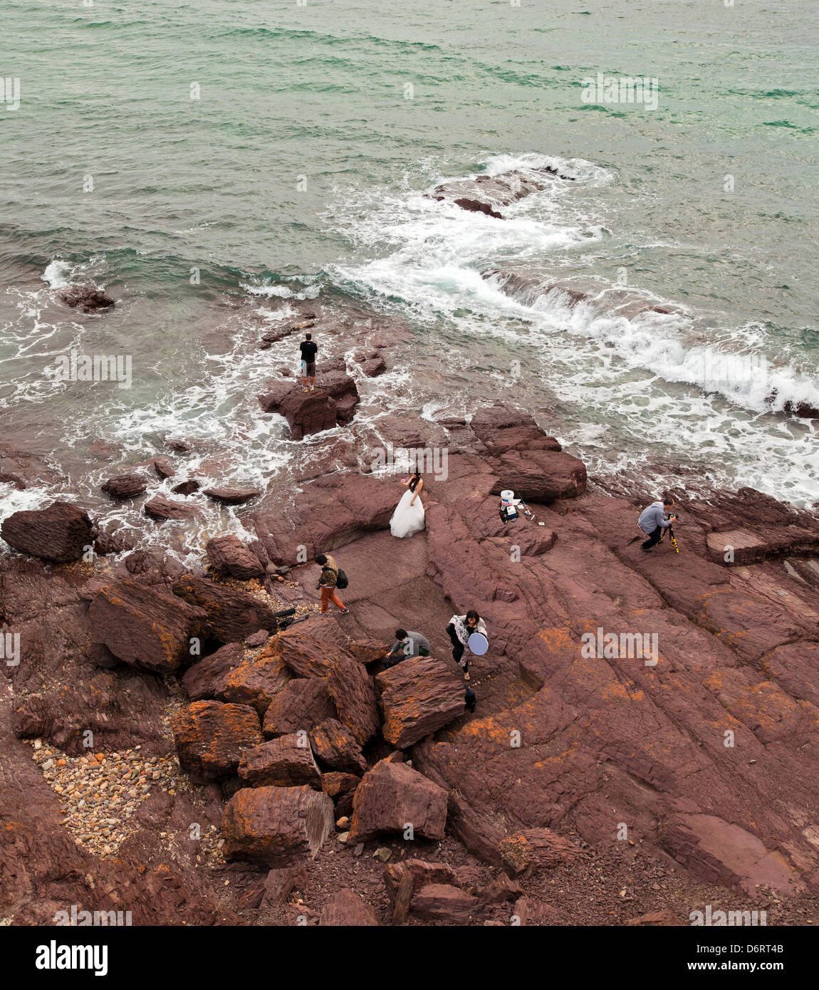 Eine Gruppe von Fotografen machen eine Hochzeit-Foto-Shooting auf einer felsigen Küste Hallett Cove in South Australia Stockfoto