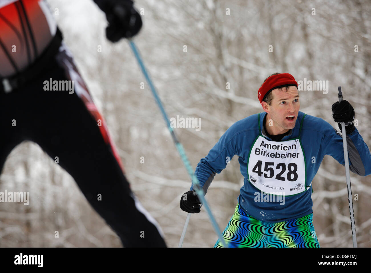 Skate Technik Skifahrer auf der Strecke zwischen Kabel und Hayward, Wisconsin Rennen in der American Birkebeiner am 23. Februar 2013. Stockfoto