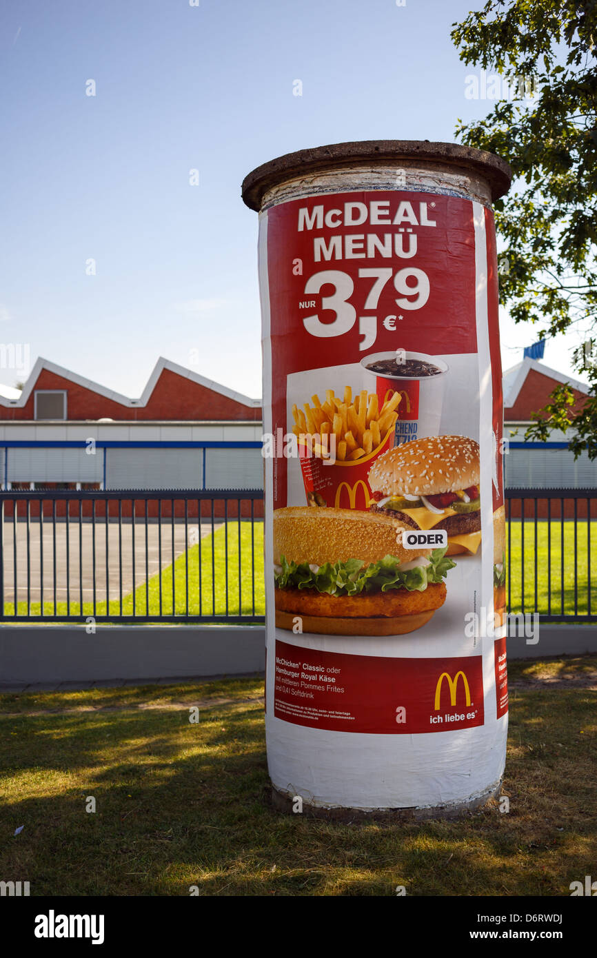 Aurich, Deutschland, einem alten, verwinkelten Litfaßsäule mit Werbung für McDonalds Stockfoto
