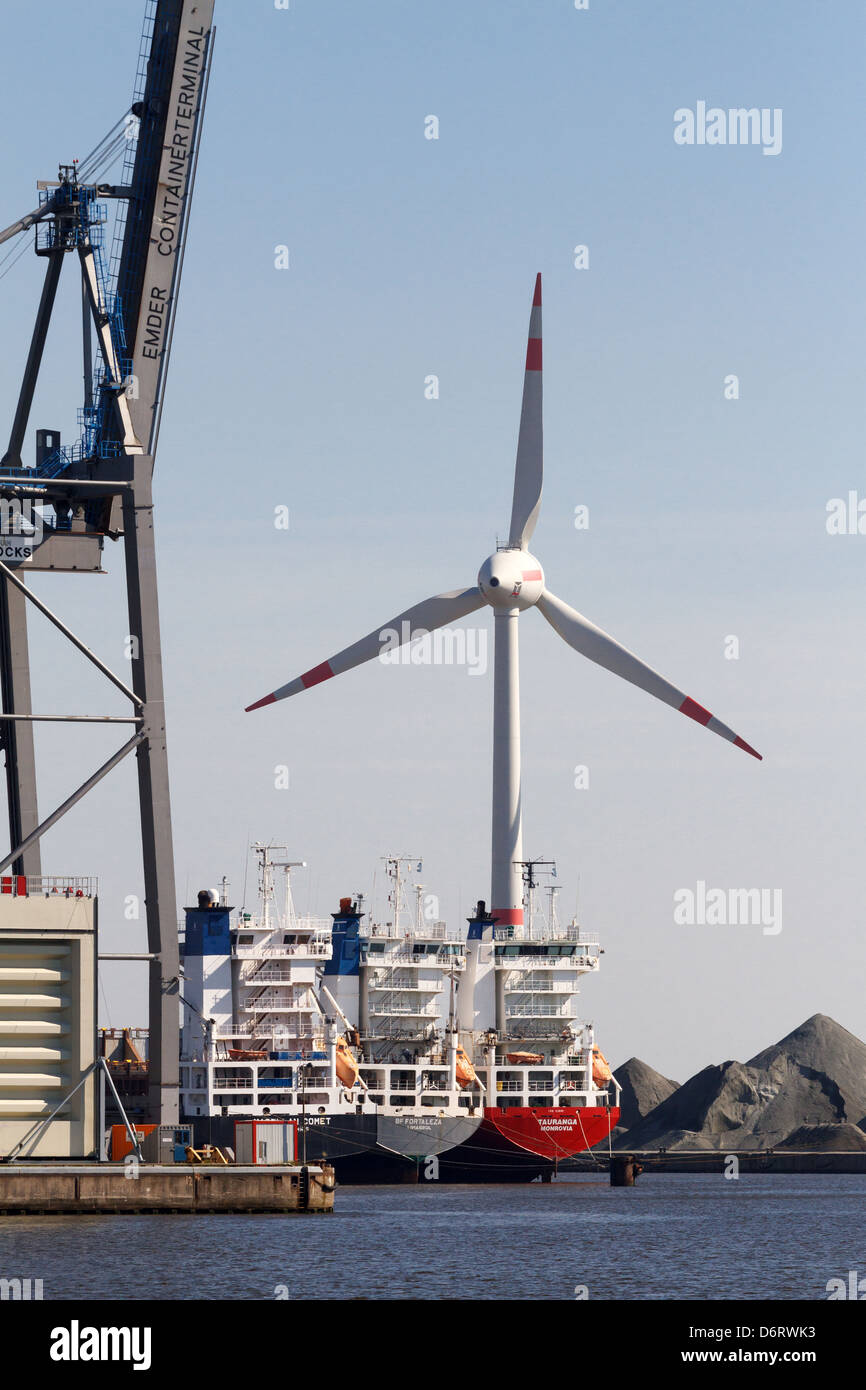 Emden, Deutschland, liegen drei Containerschiffe vor Anker in den