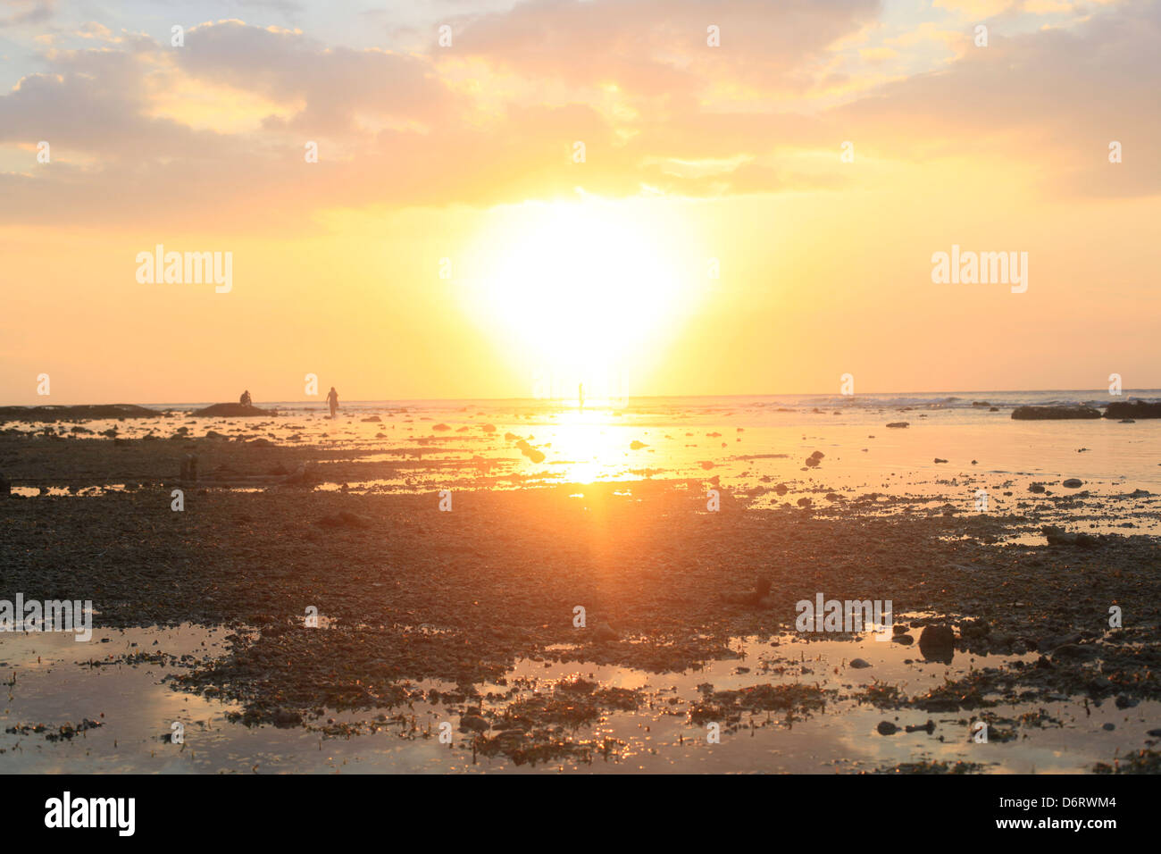 Ein spektakulärer Sonnenuntergang sieht man von Gili Trawangan mit Blick auf Bali, Indonesien Stockfoto