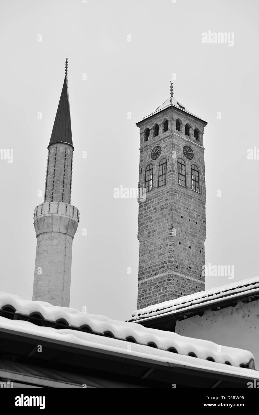 Clock Tower und Gazi-Husrevbey Moschee Minarett, Sarajevo, Bosnien und Herzegowina Stockfoto