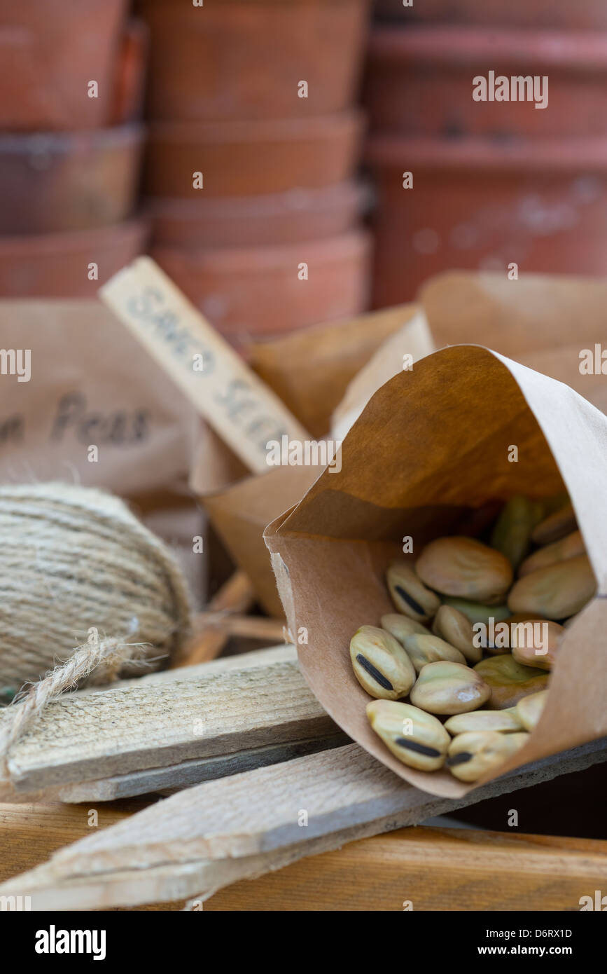 Blumenerde Bank Frühling Stillleben mit gespeicherten Samen hausgemachte Pakete und Garten Artikel Stockfoto