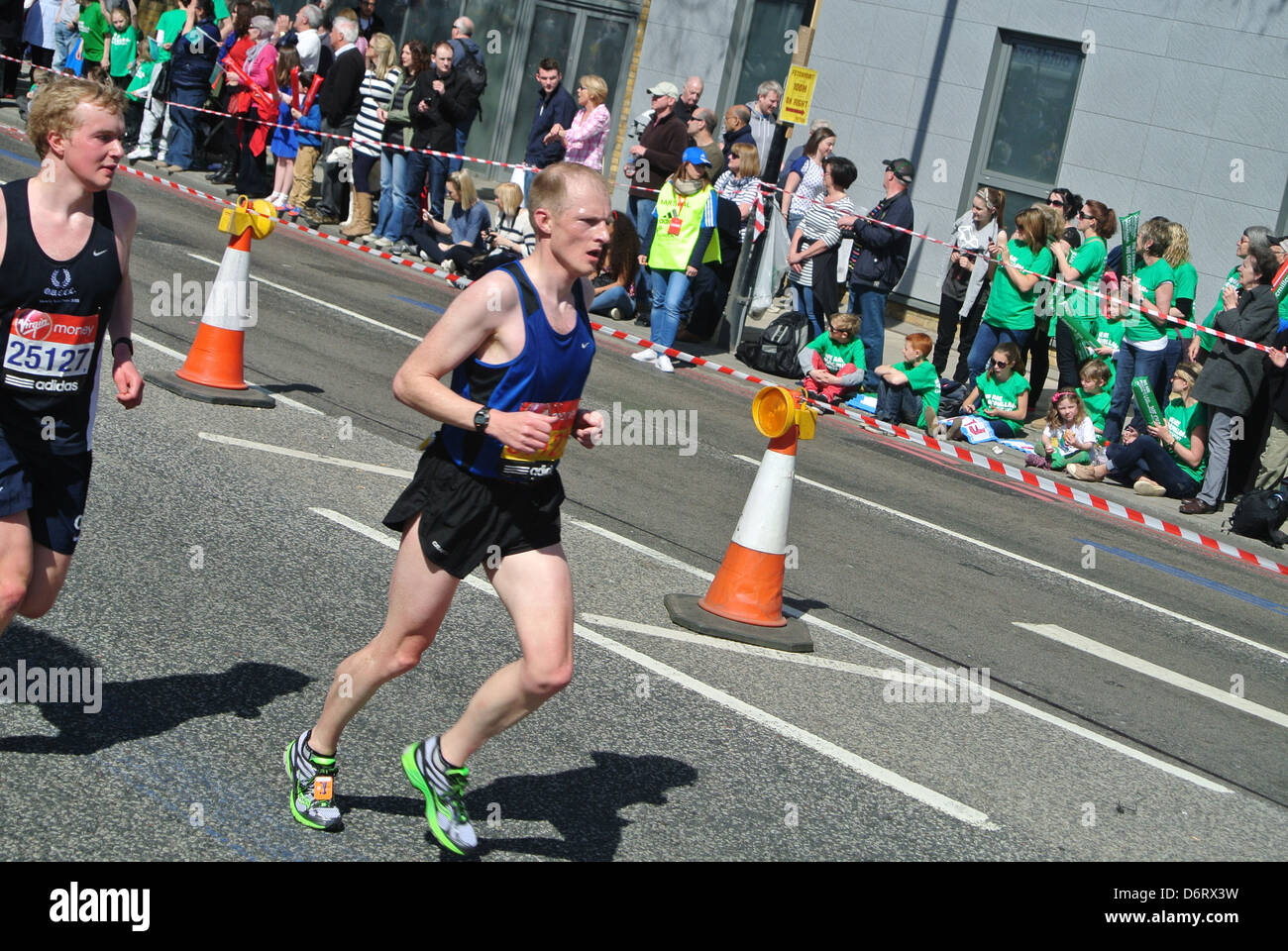 London-Marathon Läufer, 13 Meilen-Marke Stockfoto