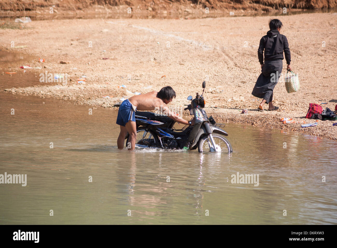 Mann Waschen Motorrad in Inle-See, Indein Dorf in der Nähe Taunggyi, Shan State in Myanmar (Burma) Stockfoto