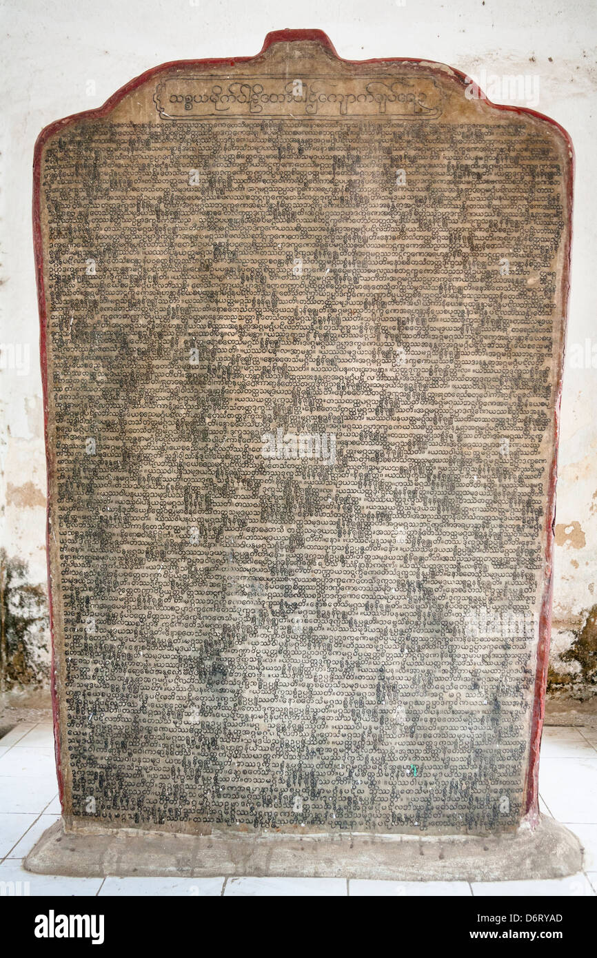 Einer der vielen Marmorplatten mit Text und Kommentar von Tripitaka, Kuthodaw Pagode, Mandalay, Myanmar (Burma) Stockfoto