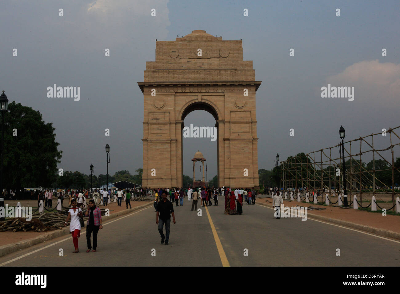 Touristen und Indianer gehen in Richtung India Gate in Neu-Delhi Stockfoto