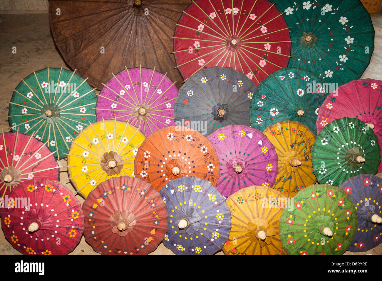 Bunte Schirme zum Verkauf an eine Papierherstellung Workshop, Heho, in der Nähe von Taunggyi, Myanmar (Burma) Stockfoto