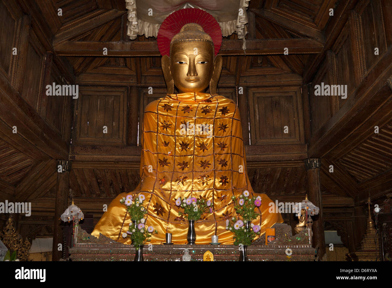 Eine Buddha-Statue, Shwe Yan Pyay Kloster, auch bekannt als Shwe Yaunghwe Kloster, Nyaung Shwe, Shan State in Myanmar (Burma) Stockfoto