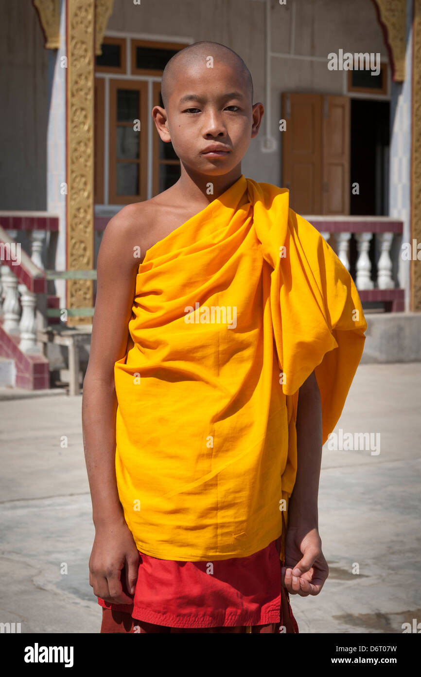 Novize, Shwe Yan Pyay Kloster, auch bekannt als Shwe Yaunghwe Kloster, Nyaung Shwe, Shan State in Myanmar (Burma) Stockfoto