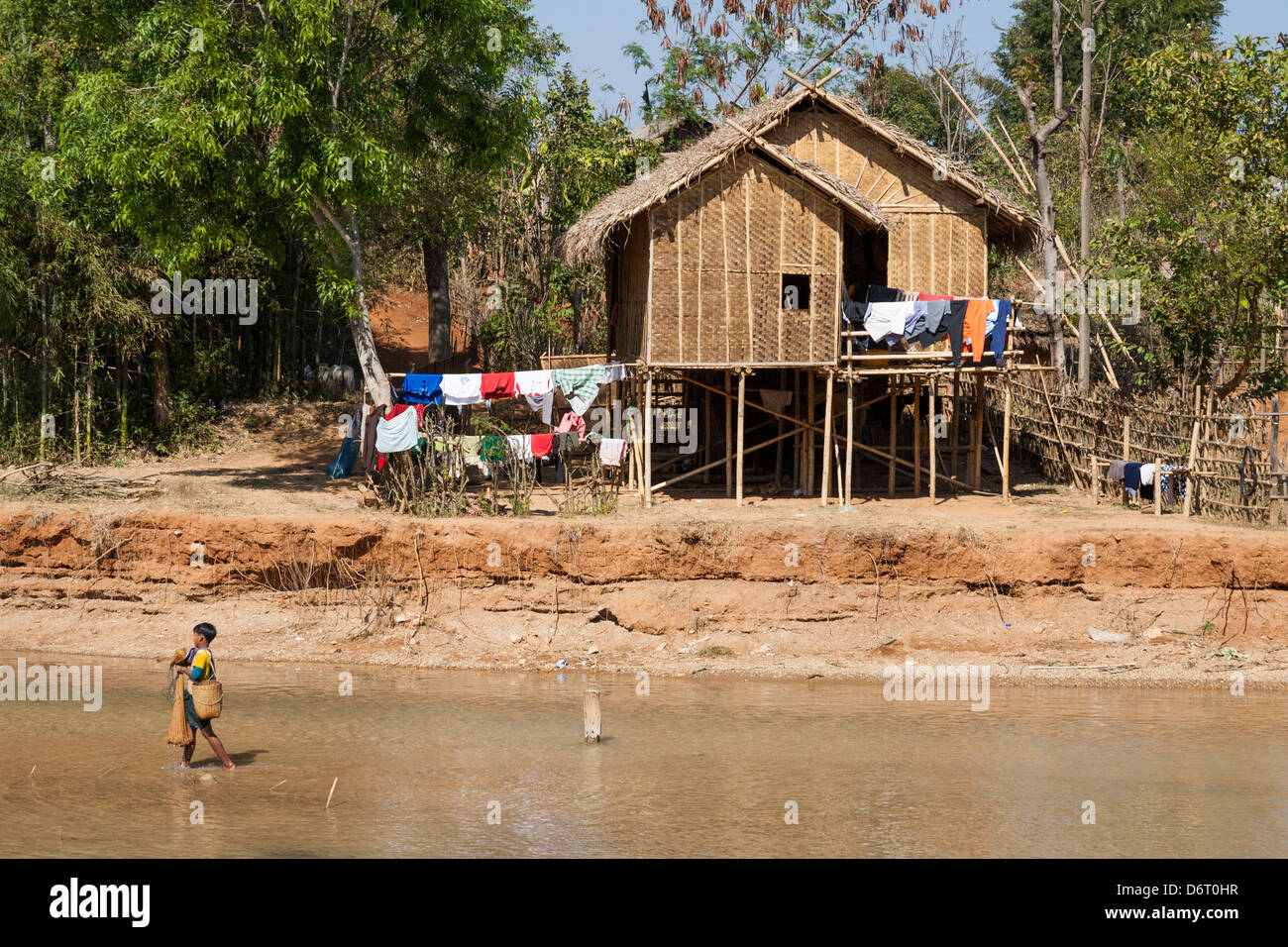 Ein Haus neben einem Zufluss zum Inle See, in der Nähe von Indein und Nyaung Ohak Dörfer, Shan State in Myanmar (Burma) Stockfoto