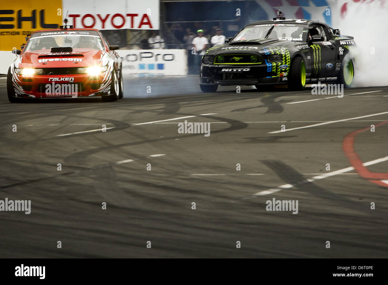 13. April 2013 - Long Beach, Kalifornien, USA - Long Beach, CA - Samstag, 13. April 2013: Daijiro Yoshihara Drifts im Tandem mit Vaughn Gittin, rechts, in der letzten Runde der Formula DRIFT Auto Renn-Wettbewerb auf Samstag, 13. April 2013 in Long Beach, Kalifornien Yoshihara fuhr fort, den Cup zu gewinnen. Verwendung von Kurven, 9, 10 und 11 des Toyota Grand Prix von Long Beach Street Course, Formula DRIFT, die Tandem-Rennveranstaltung sieht die konkurrierenden Autos versuchen zwei Schaltungen, als '' Blei '' und '' chase'' Autos Rennen zusammen, Driften durch Kurven, während sie auf einer Punkteskala für die Geschwindigkeit gemessen werden Ang Stockfoto